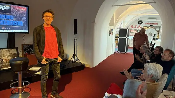 „Jetzt setz ma uns zusammen und dann schau ma was kommt. Womöglich nicht genau das was wir uns erwartet haben, aber das haben wir uns verdient: Die Hacklerkabaregelung.“ Mit diesen Worten startete der Gewinner des 36. Grazer Kleinkunstvogels Alexander Hechtl seinen Kabarettabend mit dem gleichlautenden Titel „Die Hacklerkabaregelung“ in der Fürstenfelder Schlossbastei. 