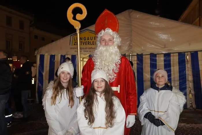 Der Nikolaus hatte mit seinen Engeln ein Sackerl für jedes brave Kind mit dabei.
