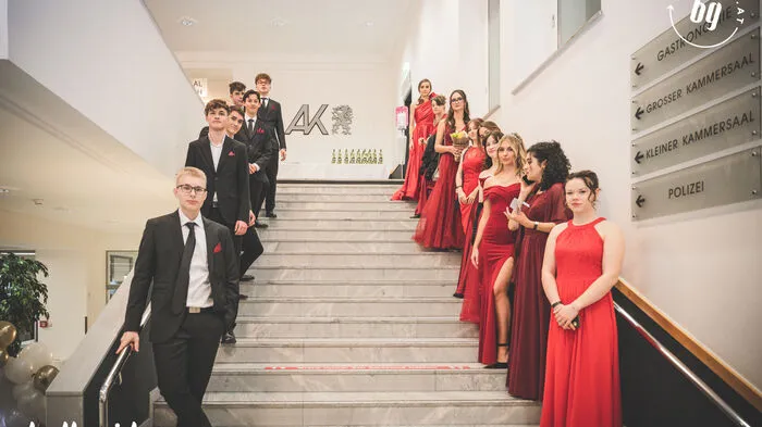Unter dem Motto "La CosSamstag (26. November) die Maturanten des BRG Pestalozzi ihren Matura-Ball.