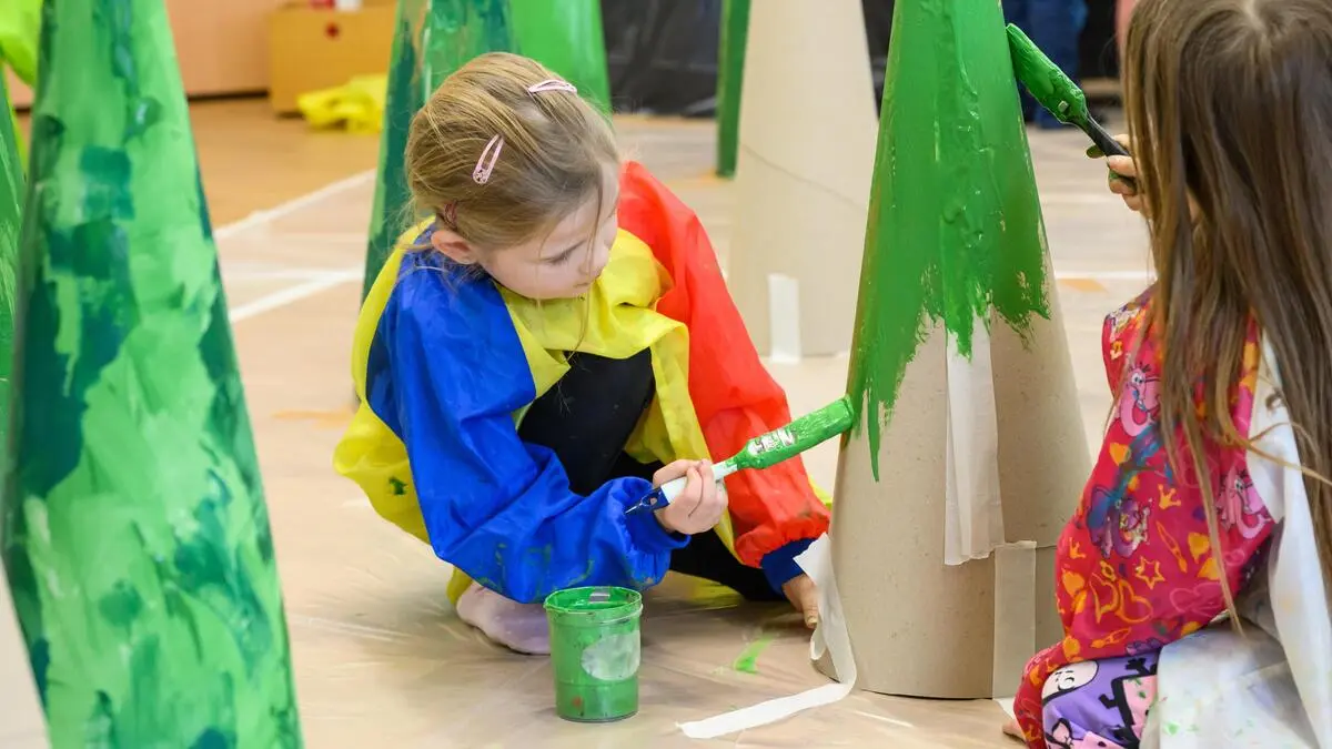 Zwei Kinder bemalen einen Gegenstand. Sie stellen eine spielende Situation in einer Kinderbetreuungseinrichtung dar. | Ziel der Stadt ist es, bis 2028 insgesamt 500 Kindergartenplätze zu schaffen