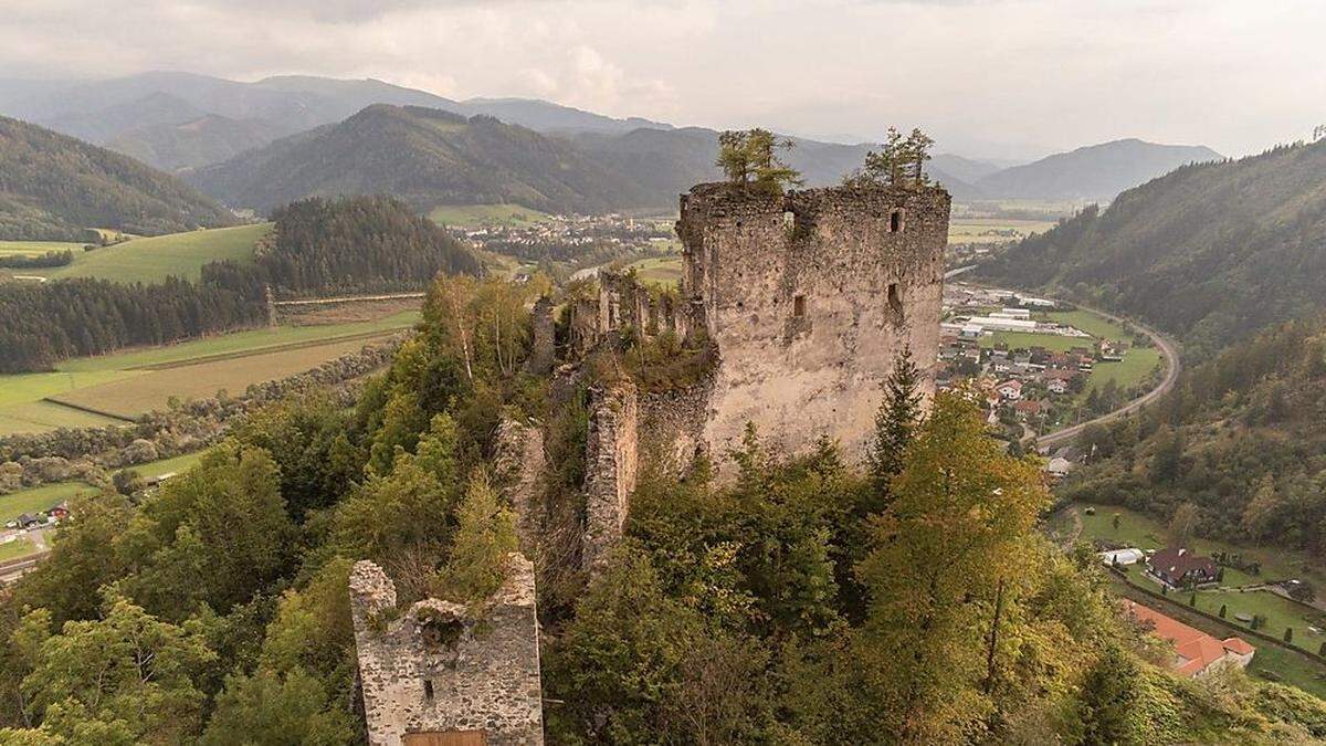 Spektaklärer Blick über die Burgruine Kaisersberg ins Murtal