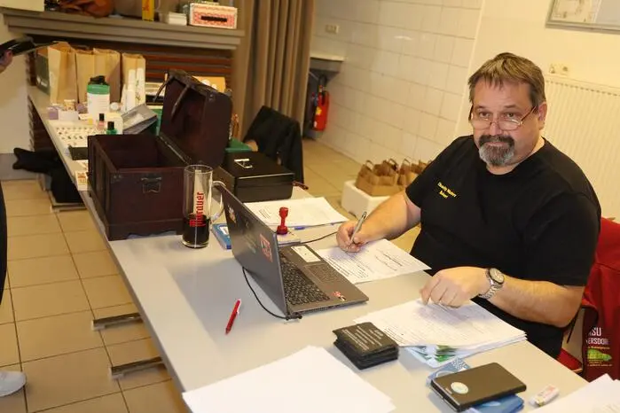 In der Stocksporthalle des RSU Leitersdorf organisierte Robert Hatzl das Asphaltstock-Turnier, ...