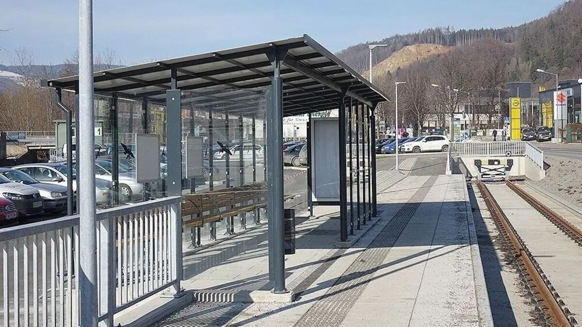 Selbst bei Regen kann man bei der Haltestelle "Weiz Nord" nun im Trockenen stehen - auch wenn noch kein Zug kommt