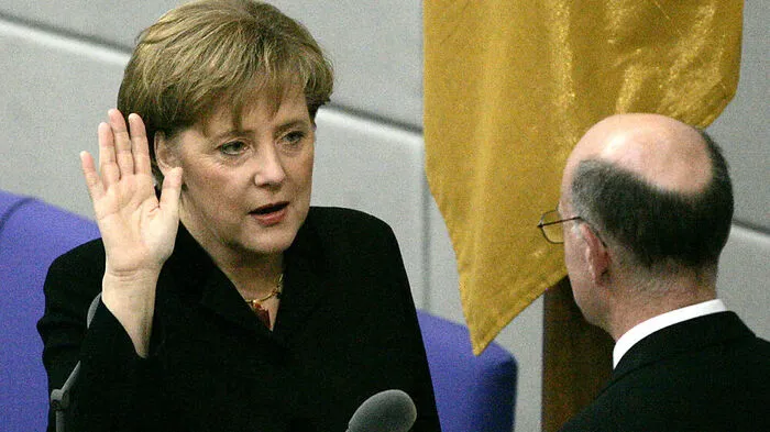 Am 22. November 2005 vereidigte Bundestagspräsident Norbert Lammert (CDU) Angela Merkel (CDU) als Bundeskanzlerin Deutschlands. Insgesamt wurde sie dreimal wiedergewählt, nach 16 Jahren in Amt und Würden wird sie am 26. Oktober 2021 ihre Entlassungsurkunde erhalten, ab dann ist das Kabinett Merkel eine geschäftsführende Regierung.