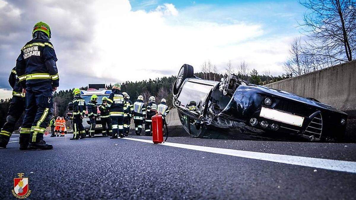 Der Wagen touchierte die Mittelleitschiene und überschlug sich