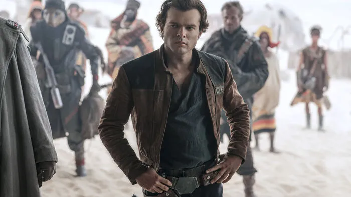 Chronologisch spielen die Ereignisse nach "Episode 3: Die Rache der Sith" und klarerweise vor dem ersten "Star Wars" aus 1977. Im Fokus steht der junge Han, der erst hier zu seinem Namen Solo kommt.