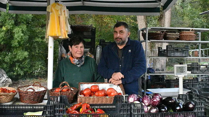 Mutter Burgi und Sohn Christian stehen immer dienstags und samstags am Bauernmarkt in St. Peter
