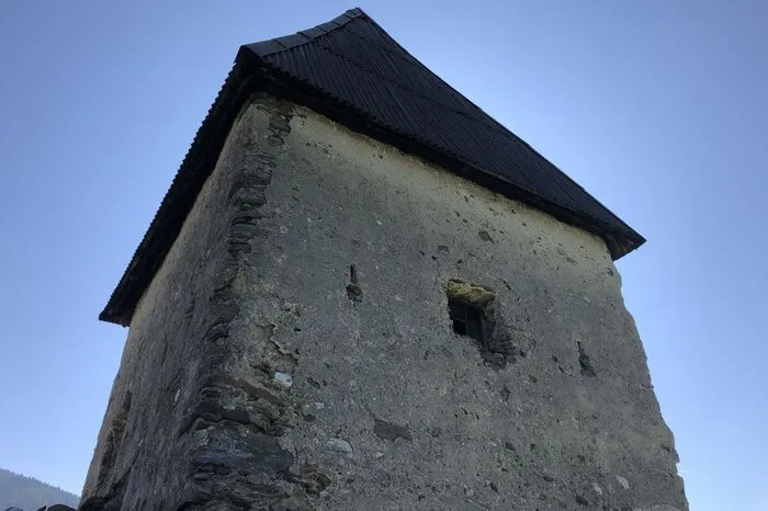 Es handelt sich um eine vierseitige Anlage mit einem prächtigen Arkarden-Innenhof.