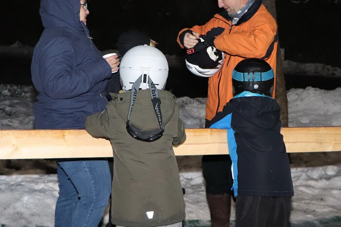 Auch der Baunternehmer Michael Regenfleder war mit seinen Kindern Luca (9 Jahre) und Liam (7 Jahre) am Abend beim Eislaufen.  