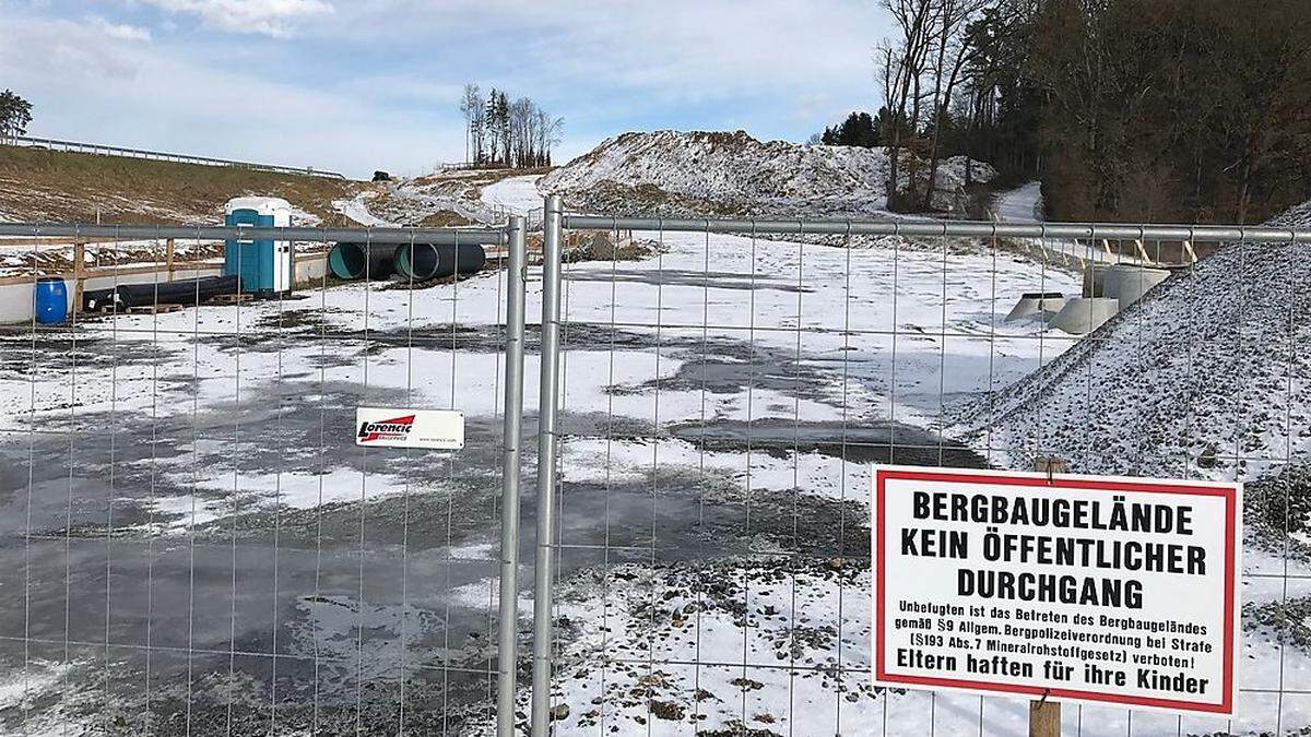 Um den Baustellenverkehr in Grenzen zu halten, wurde eine eigene Baustellenstraße errichtet