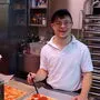 Vor der Pause werden Pizzen und Brote vorbereitet