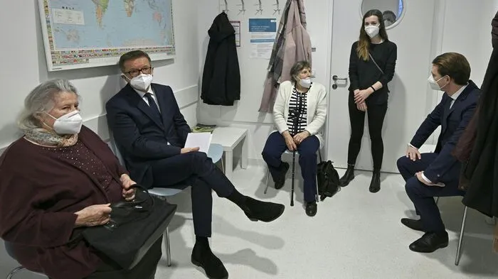 Die ersten Impfungen gegen das Coronavirus in Österreich sind am 27.Dezember 2020 an der MedUni Wien an eine Reihe von Freiwilligen verabreicht worden.