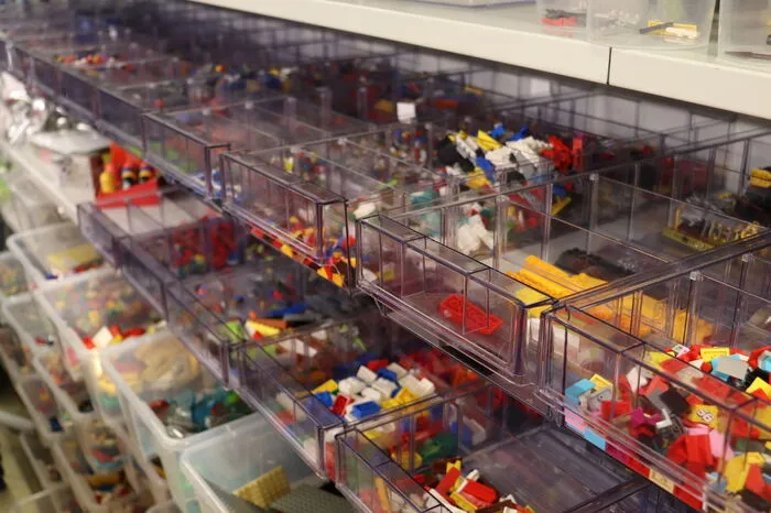 Jedes Teil hat seinen Platz im Lego-Keller.