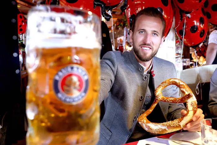 Prost, Harry Kane! Der neue Starstürmer des FC Bayern München tauchte in die bayerische (Trink-)Kultur ein.