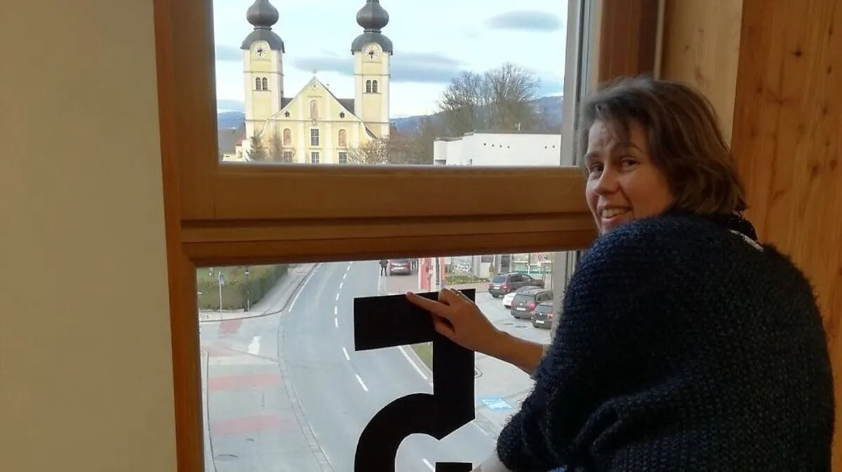 Die Vorbereitungen für den außergewöhnlichen Advent- kalender laufen. Am Bild: Sabine Hanschitz