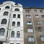 Renovierter Altbau neben Neubau mit schmutziger Fassade | Altbaumieten sind vom Deckel umfasst, viele Mietverhältnisse im Neubau nicht