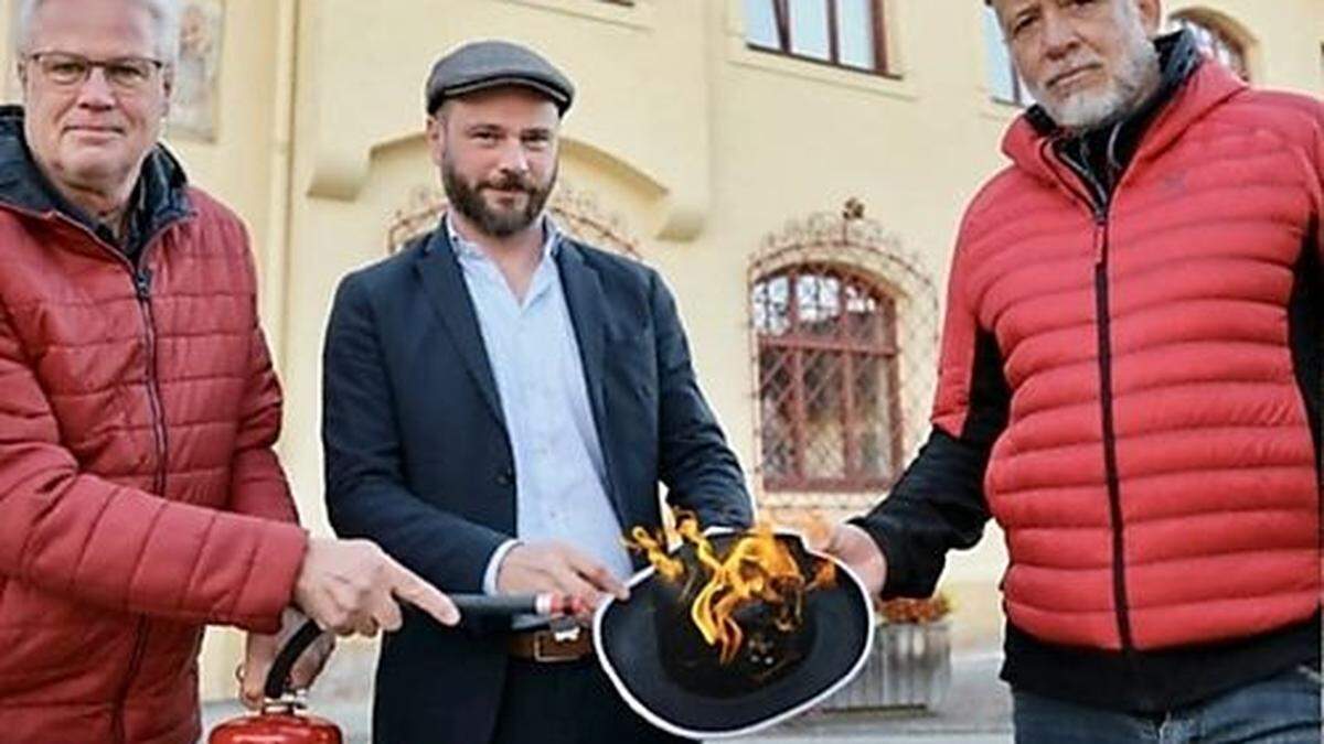 &quot;Es brennt der Hut&quot;, nehmen es  Herwig Engl (SPÖ), Christoph Gräfling (die Grünen) und Herwig Röttl (SPÖ) beim Foto (von links) wörtlich