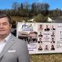 An der Kreuzung in Dietersdorf am Gnasbach hat die neu formierte FPÖ ein großes Wahlplakat aufgestellt, dahinter plakatierten SPÖ und ÖVP