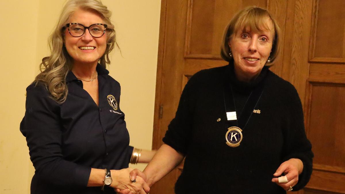 Margherita Schmid (links) übergibt das Amt der Präsidentin des Kiwanis Clubs Millstätter See an Ingrid Feichter (rechts)