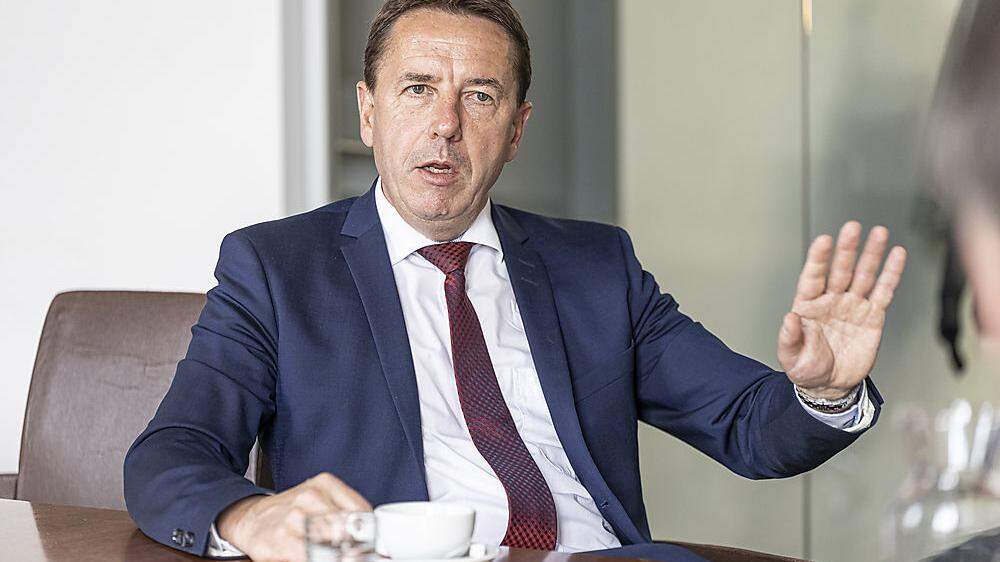 FPÖ-Landesparteiobmann Erwin Angerer fordert die Einberufung eines runden Tisches 