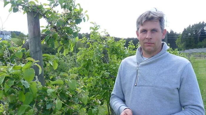 Rudolf Gantschnigg vor seiner Apfelplantage