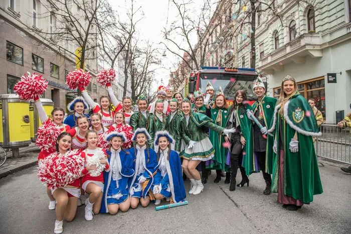Auch der 1. Grazer Faschingsclub war gut vertreten: Mit Prinzessin Siegried I die Grazie vom Fechterland, Prinz Philipp I der Hühne vom Schlaraffenland, Mädchengarde, Präsident des 1. GFC Grazer Faschingsclub Rudolf Pabeschitz, Erzherzog des 1. GFC und Bundeselferrat Walter Kriwetz und Vorstand und Elferrat des 1. GFC .... Unterstützung gab es von den Cheerleadern Red Hots.