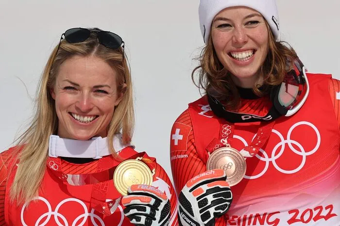 Olympiasiegerin Lara Gut-Behrami (links) und Landsfrau Michelle Gisin (3.) strahlten um die Wette