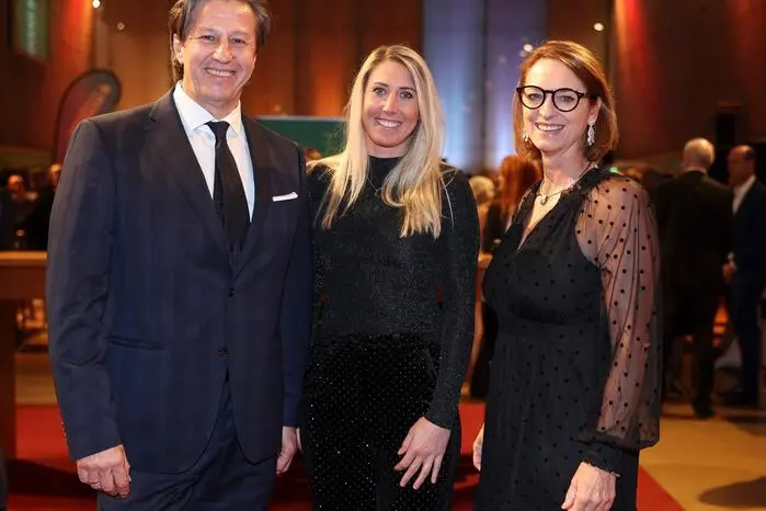 Auch Kleine-Sportchef Michael Schuen feierte mit Conny Hütter und Kleine-Zeitung-Geschäftsführerin Xenia Daum. 