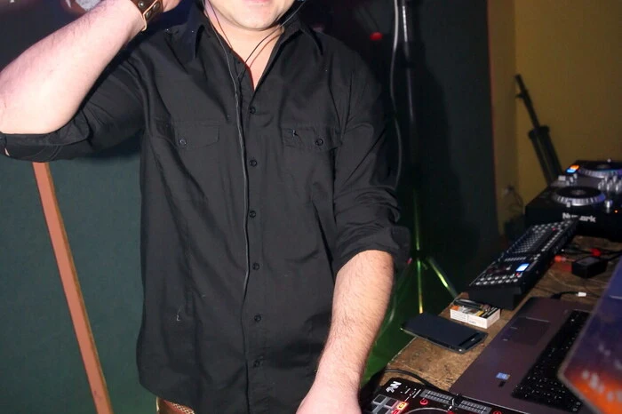 Und im Keller geigte DJ „Soundcontrollerz“. 