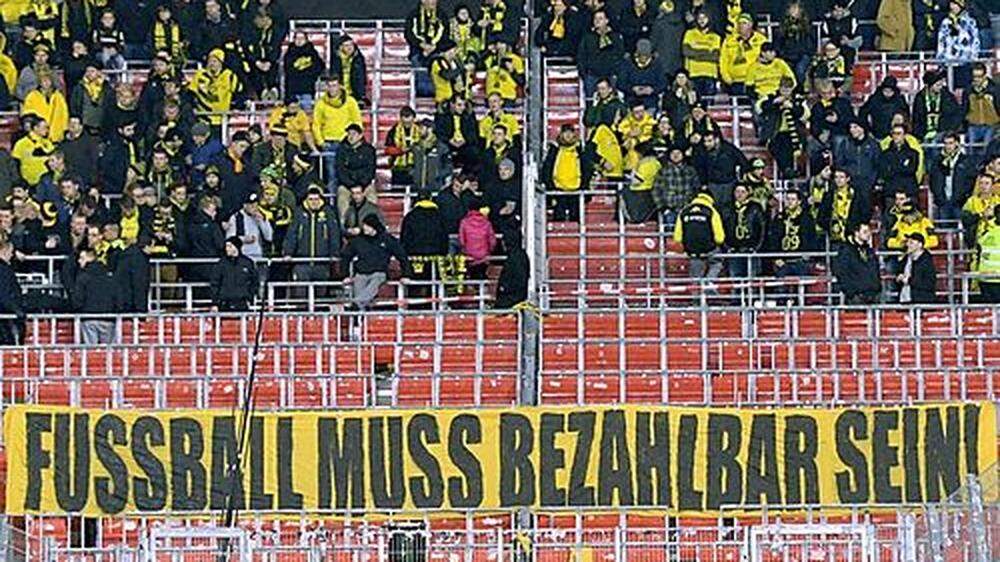 "Fußball muss bezahlbar sein", protestierten BVB-Fans in Stuttgart