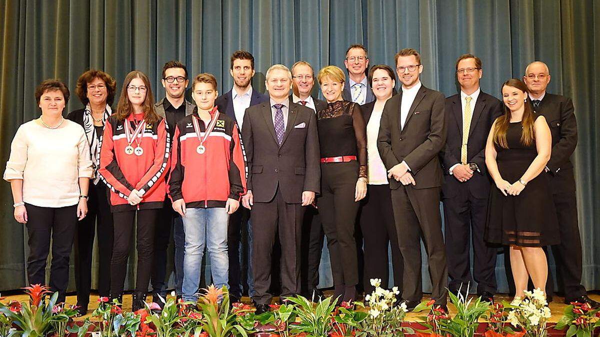 Bürgermeister Christian Sander (Mitte) freute sich gemeinsam mit der stellvertretenden Stadtamtsdirektorin Kathrin Hödl (2. v. r.) über viele Ehrengäste