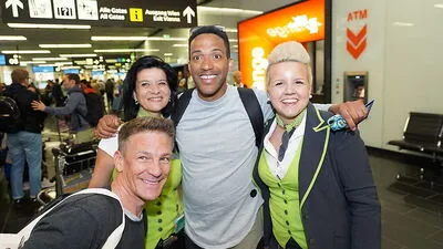 Freundlicher Empfang: Cesar Sampson und Andi Knoll bei der Ankunft in Wien