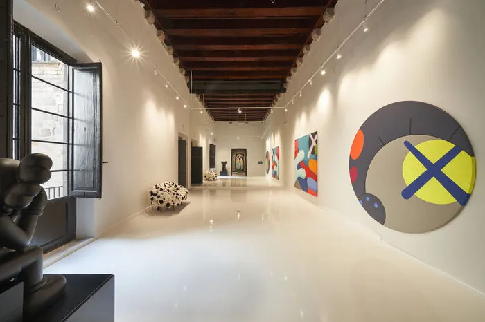 KAWS sagt: " "Von Beginn an habe ich Kunst mit der Idee der Kommunikation gemacht. Du kommst zu Graffiti, wenn du jünger bist, weil du deine Kunst nicht nur für dich alleine in deinem Zimmer machen willst. Es geht darum, die Arbeiten unter die Leute zu bringen und dadurch einen Dialog zu schaffen."
