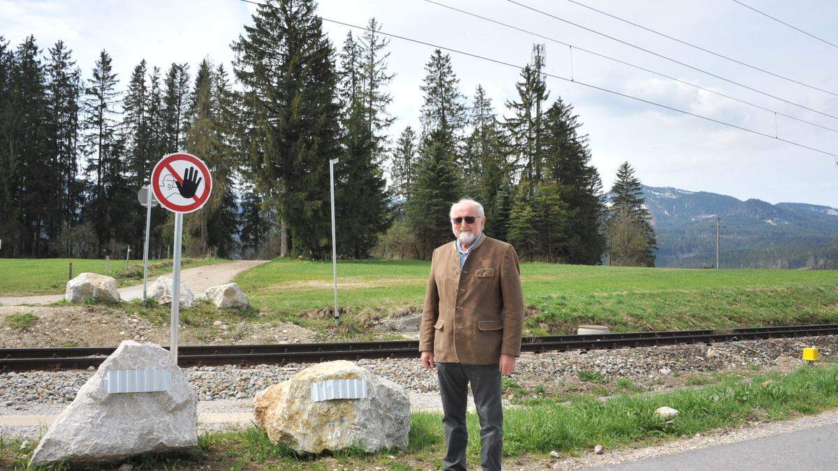 Kurt Edlinger vor dem gesperrten Übergang. Hier wird nun eine Unterführung gebaut.