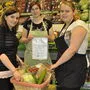 Marktleiterin Kathrin Fuchs mit Tamara Nikel (Anlehre) und Lehrling Elisabeth Muggi mit dem „Gratis-Korb“