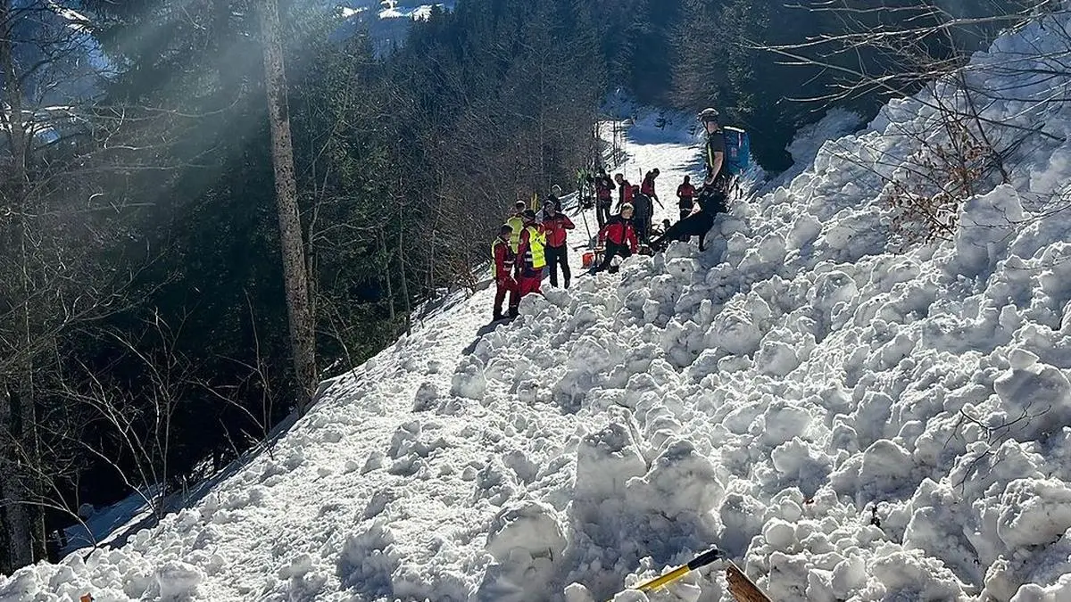 Nach drei Stunden konnte ein Skitourengeher lebend gerettet werden