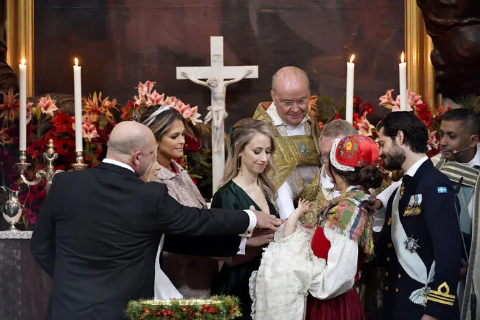Die schwangere Prinzessin Madeleine zählte zu den Taufpaten des gerade drei Monate alten Prinzen Gabriel, der in der schwedischen Thronfolge auf Nummer sechs steht. Sofia hatte unter anderem ihre jüngere Schwester Sara Hellqvist als Patin ausgesucht.  