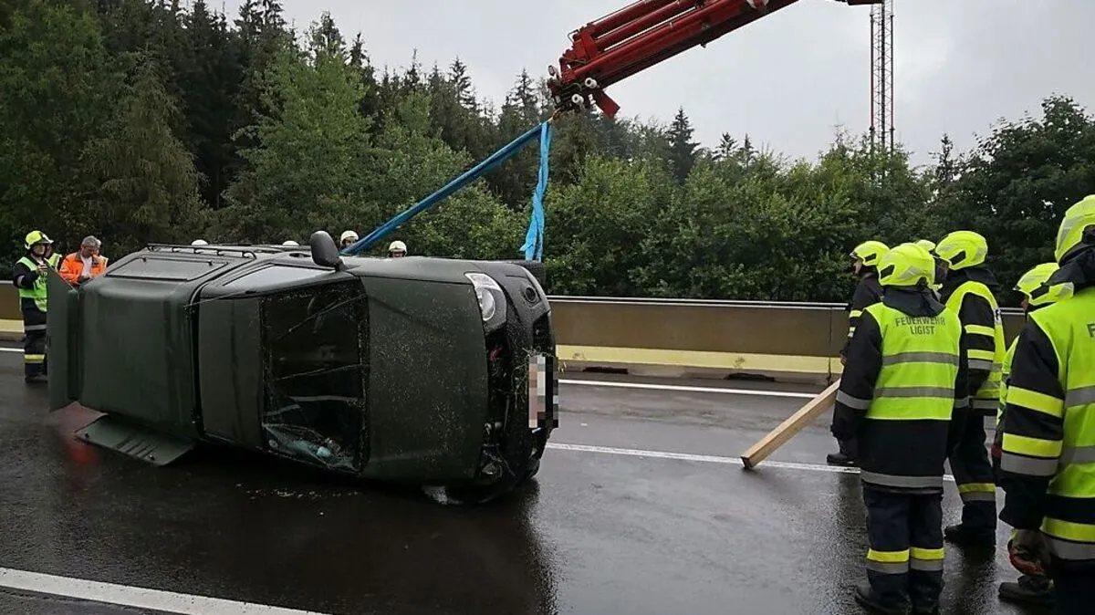 Auf der regennassen Fahrbahn hatte sich dieser SUV überschlagen