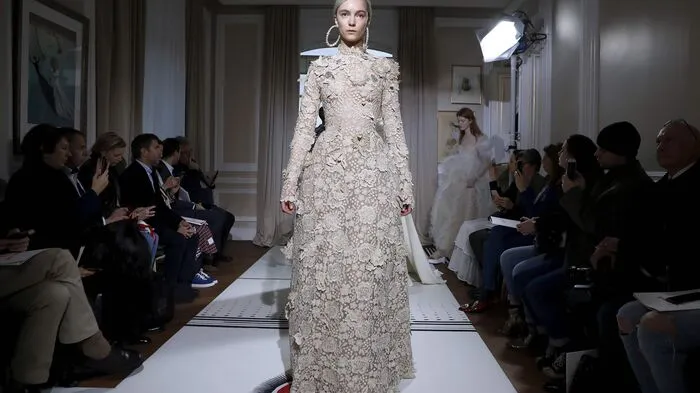 Das französische Modehaus Schiaparelli eröffnete den Reigen der Haute Couture-Schauen bei der Pariser Fashion Week.
