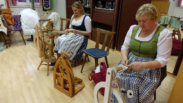 Im Vereinsheim der „Lustigen Steirer Judenburg“ sitzen acht Damen und spinnen fröhlich vor sich hin. Und nicht nur das – gemeinsam wird gehäkelt, geklöppelt, gewebt, gestrickt.