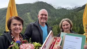 Waltraud, Franz junior und Claudia Simbürger wurden für ihr „Lebenswerk“, die Kreuzerhütte, geehrt
