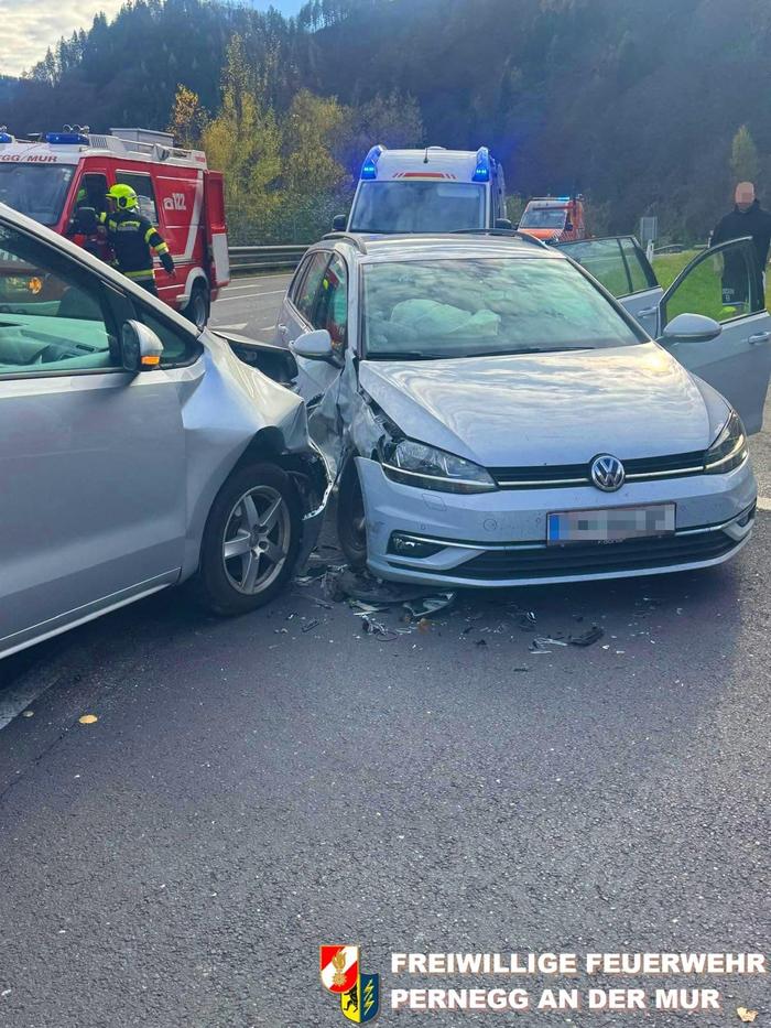 Beim Unfall wurde eine Person leicht und eine schwer verletzt