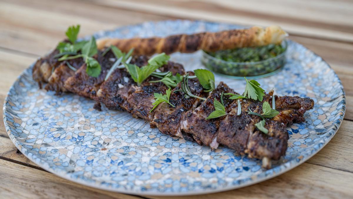 Rezepttipp: Spareribs mit Chimichurri-Salsa und Steckerlbrot