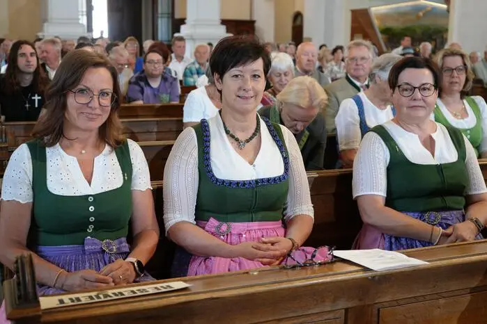 Musikalisch mitgestaltet wurde der Gottesdienst von regionalen Volksmusikgruppen: dem Zirbenlandchor MGV Obdach, dem Saitl Trio aus Öblarn, der Gruppe MaiXang aus Birkfeld und dem Bläserensemble Halb Vier aus St. Peter ob Judenburg.