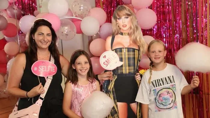 Die „Swiftie-Party“ lud zu einem Abend mit Musik, Kreativität und viel guter Stimmung. Ein Selfie mit Taylor Swift ließen sich die Besucher nicht entgehen