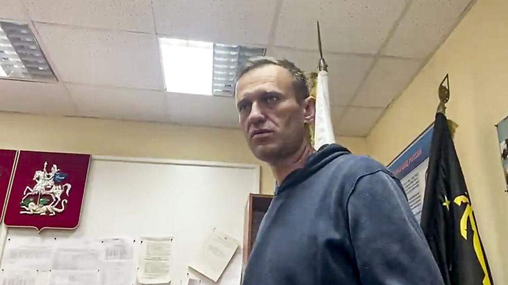 Nawalny in dem improvisierten Gerichtssaal