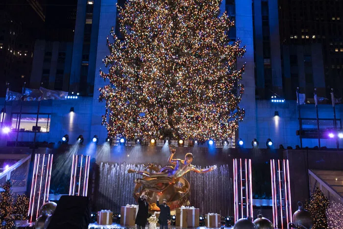 Aufgrund der Corona-Beschränkungen fand das Spektakel beim Rockefeller Center diesmal allerdings ohne Zuschauer vor Ort und nur als reine TV-Übertragung statt. 