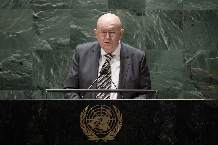2. März 2022: Trotz russischen Widerstands in Form seines Botschafters verurteilt die UN-Vollversammlung den barbarischen, vom Kreml befohlenen Angriff auf den souveränen Staat mit historischer Mehrheit.