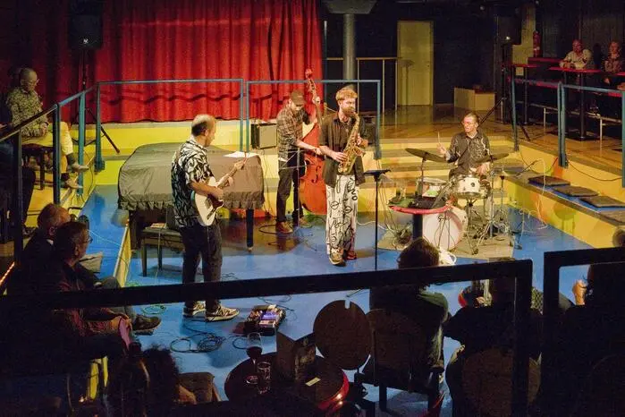 Musikalisch wurde der Start in die neue Blue-Monday-Herbstsaison vom argentinischen Gitarristen und Komponisten Martin Iaies gestaltet, der mit seinem internationalen Quartett – Nikolaus Holler (Saxofon), Jakob Gönitzer (Kontrabass) und Gaj Bostič (Schlagzeug) – auftrat.