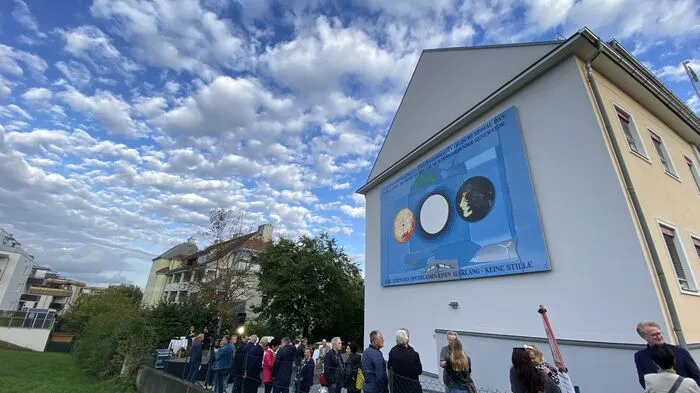 So sieht es aus, das Kunstwerk von Günter Brus an der Hauswand eines Mehrparteienhauses in der Marburger Straße in Weiz.